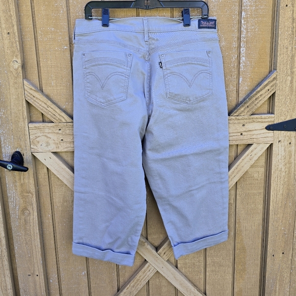 Levi's Women's Khaki Capri Pants Size 14 - Picture 3 of 3